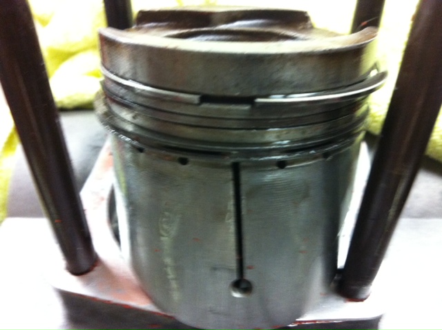 Front piston skirt