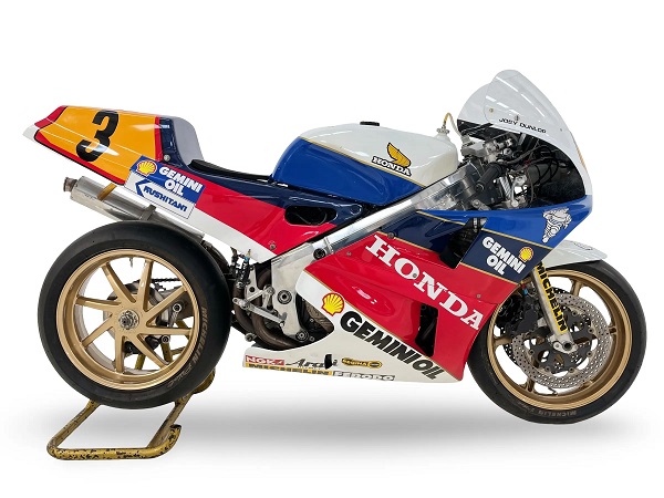 Joey Dunlop RC30.jpg